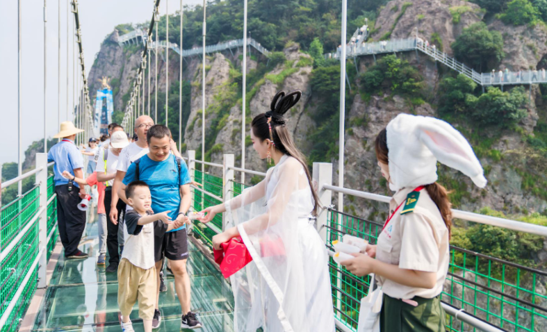 中秋福利100分！馬仁奇峰門票+住宿全免?。? /></a></div>
                    </li>
                                        <li>
                        <div   id=